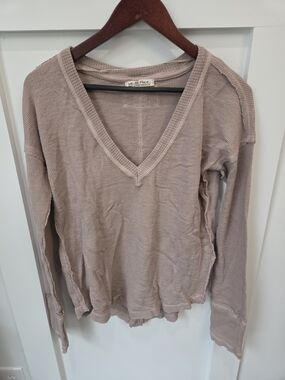 Free People thermal Long Sleeve Ribbed V-Neck Top in Taupe Pink